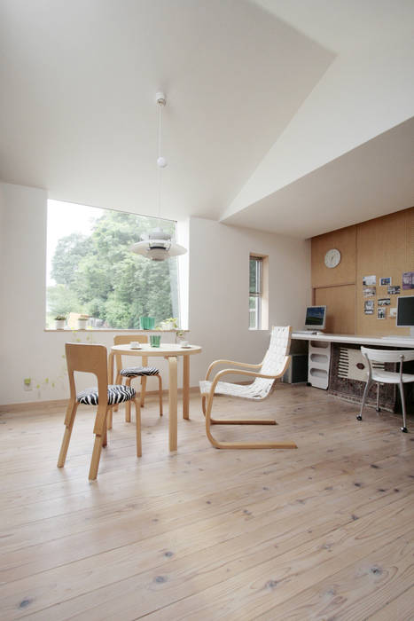 緩やかな境界線を持つ家, A.A.TH ああす設計室 A.A.TH ああす設計室 Scandinavian style study/office Solid Wood Multicolored