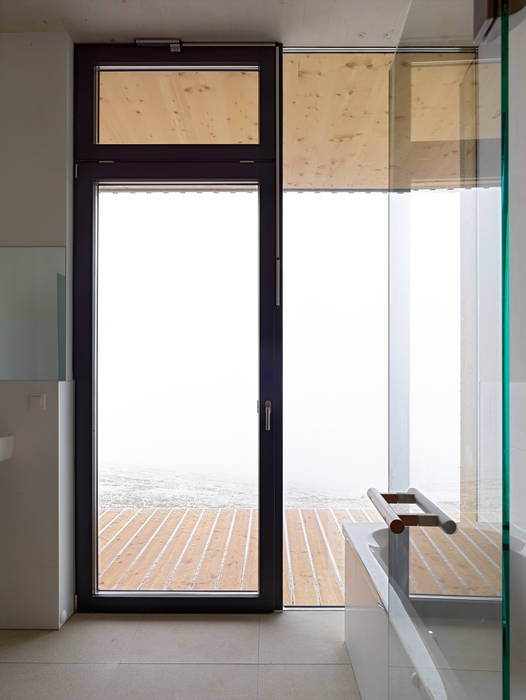 Haus im Nebel, Backraum Architektur Backraum Architektur Kamar Mandi Modern