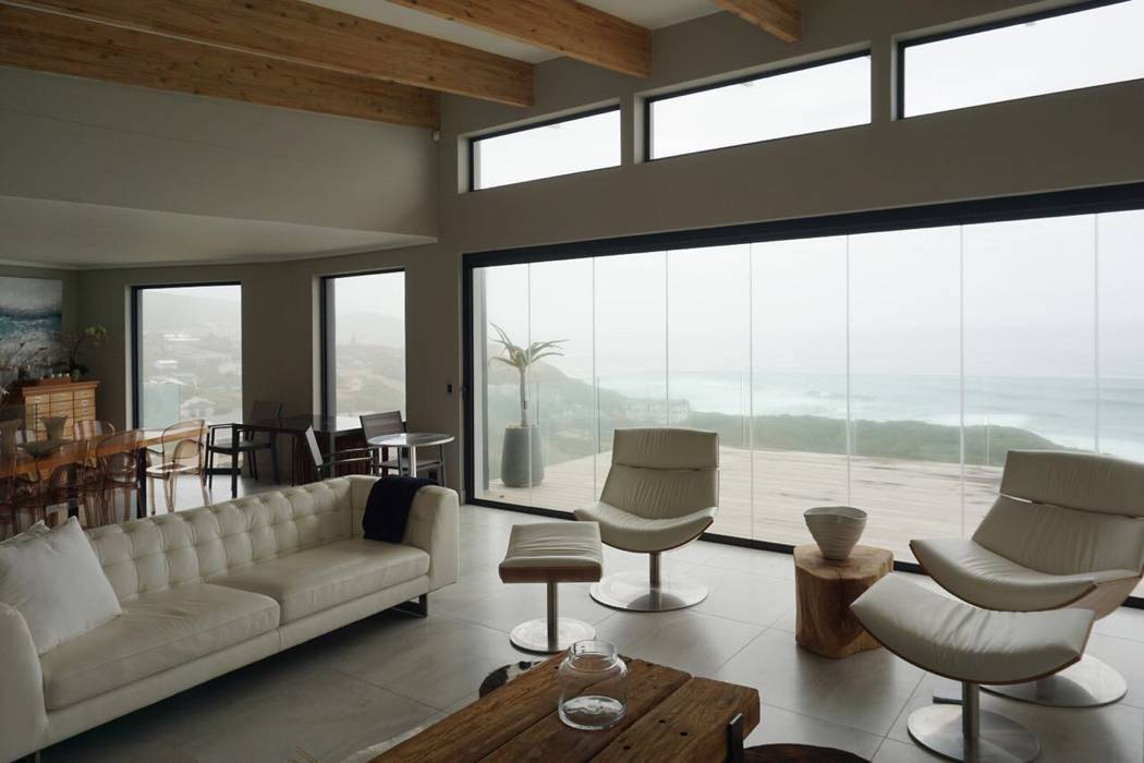 Brenton on Sea, XO Architects Inc. XO Architects Inc. Soggiorno in stile scandinavo Truciolato