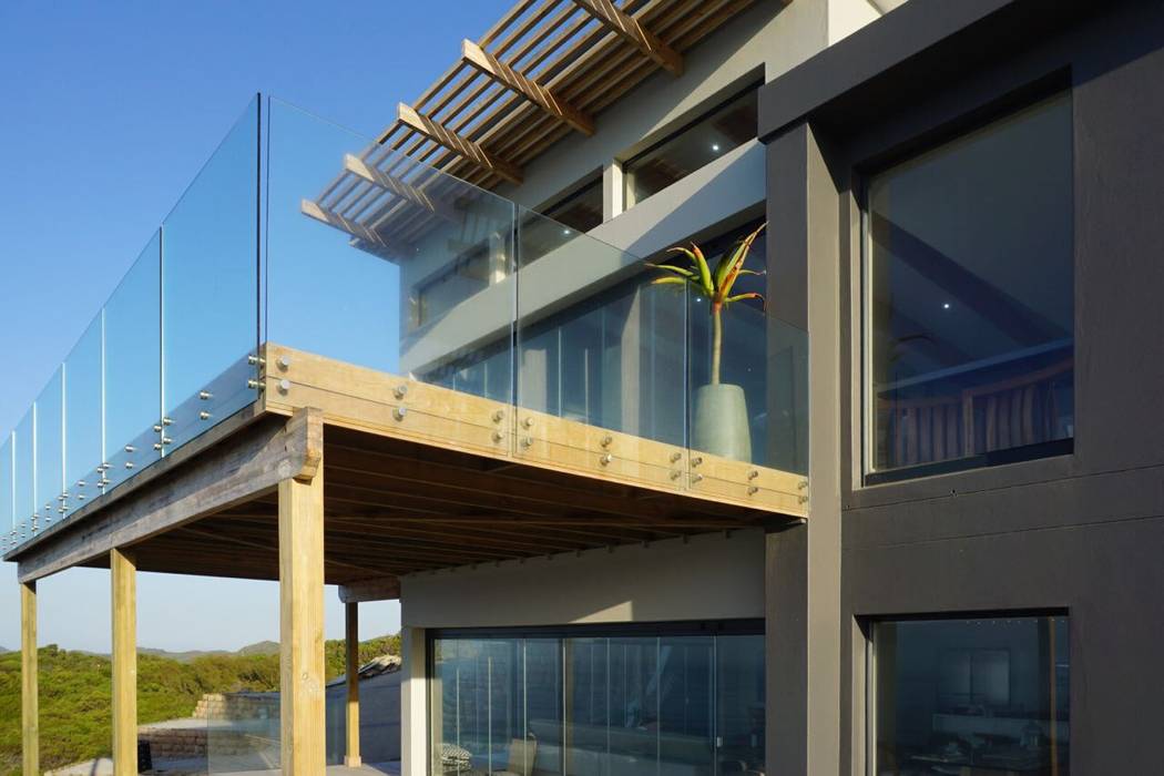 Brenton House deck detail XO Architects Inc. Modern houses Granite deck,glass ballustrade,house,renovation