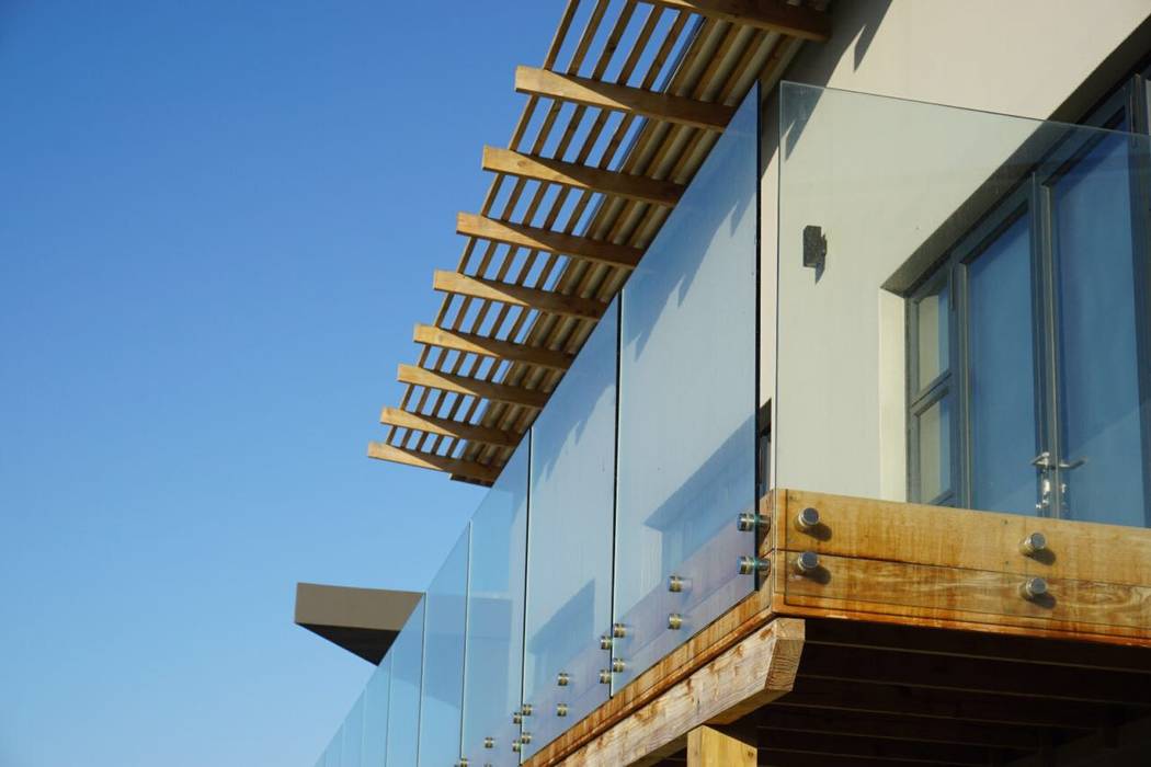 Brenton house detail of roof structure and glass balustrade XO Architects Inc. Scandinavian style houses Glass glass ballustrade,house,roof,timber