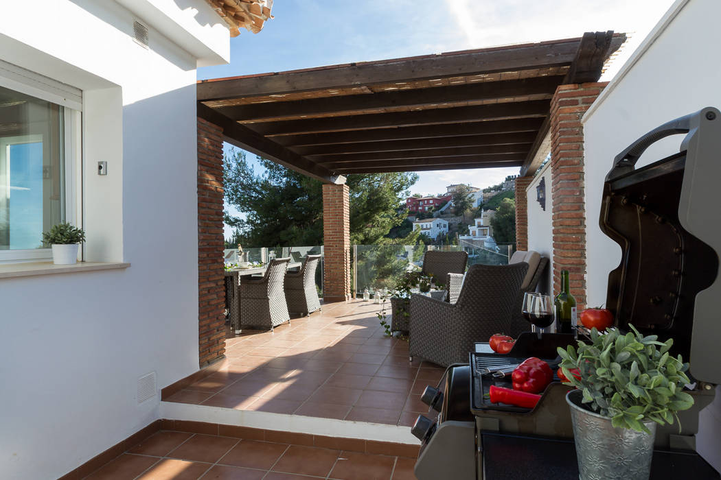 Terraza con barbacoa Home & Haus | Home Staging & Fotografía Balcones y terrazas de estilo mediterráneo
