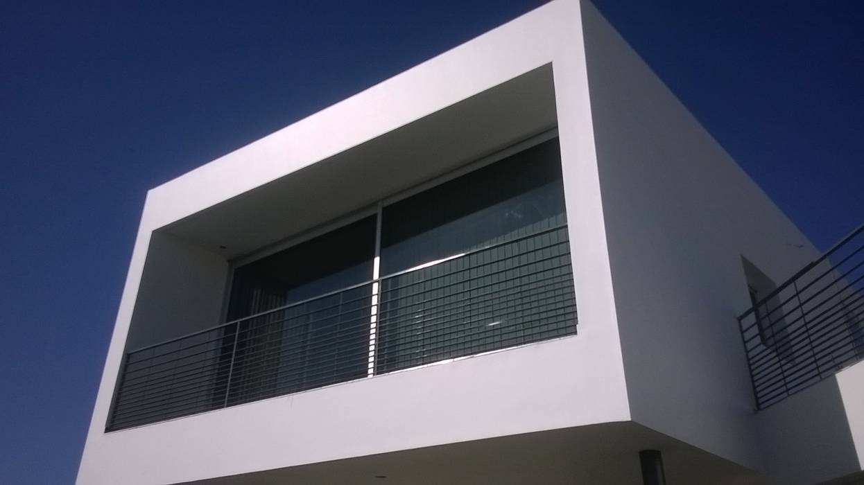 CASA GRILLO, ARQUITECTO MAURICIO PIZOLATTO ARQUITECTO MAURICIO PIZOLATTO Puertas y ventanas de estilo minimalista Vidrio