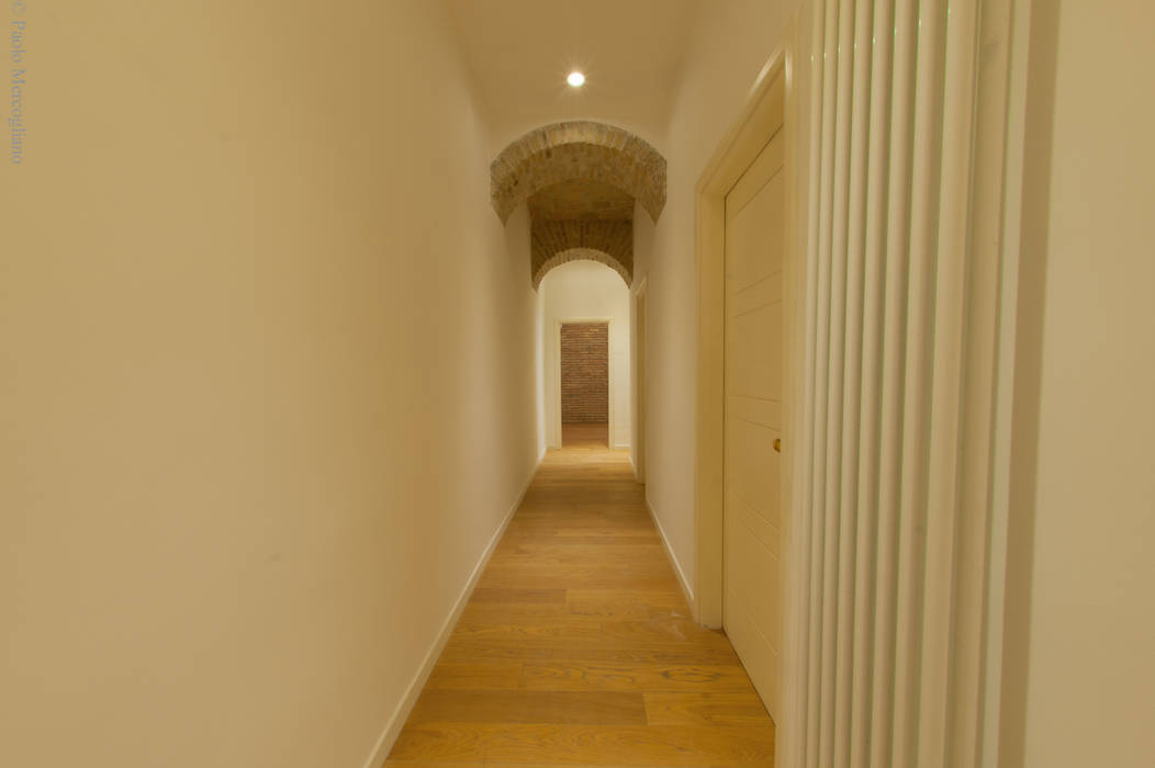 Graceful Courtyard House, NOS Design NOS Design Rustic style corridor, hallway & stairs