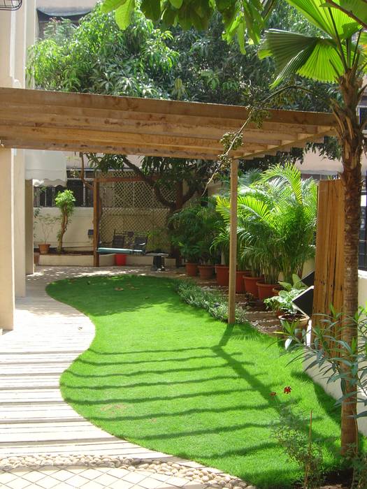 Lawn area with pergola Land Design landscape architects Tropical style garden