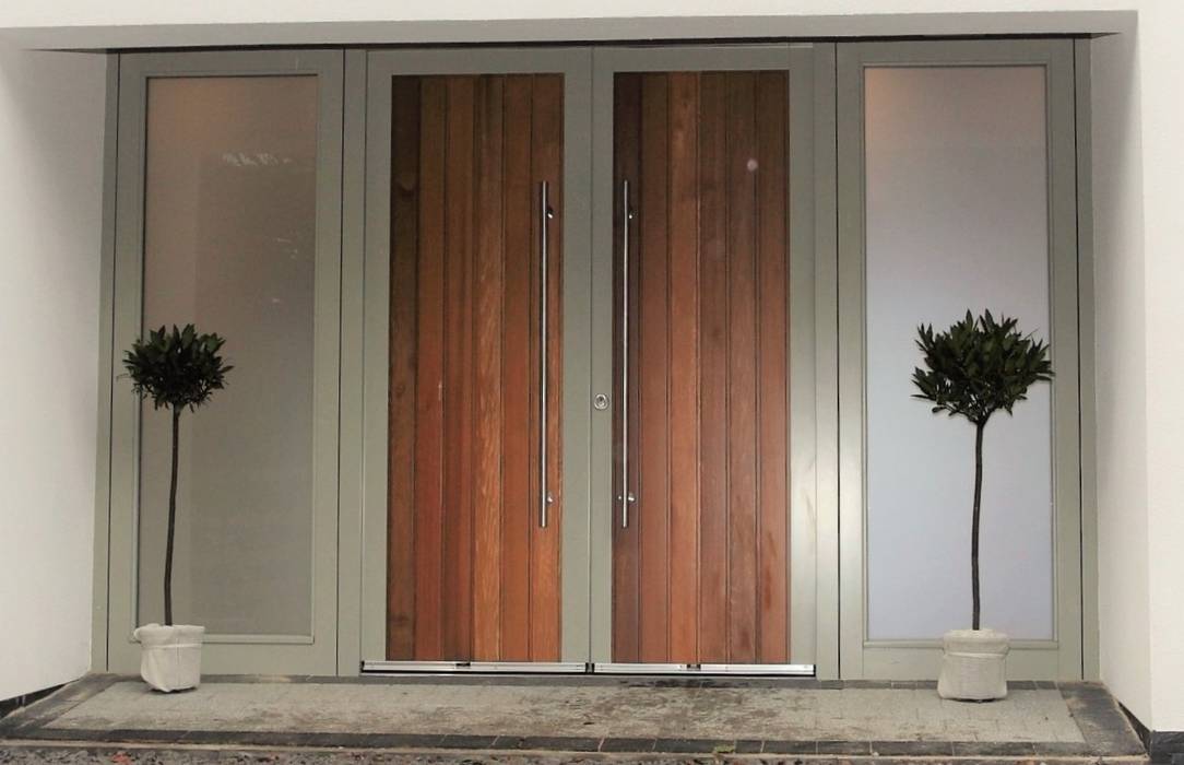 White Gates Simplicity Timber Solutions Ltd Portas e janelas modernas Madeira maciça Multi colorido Entrance door,bespoke,timber,accoya
