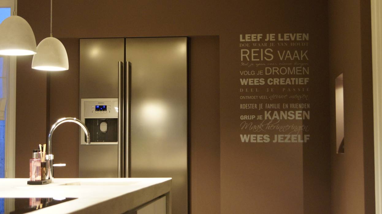 Moderne woonkeuken met amerikaanse koelkast in nis: keuken door