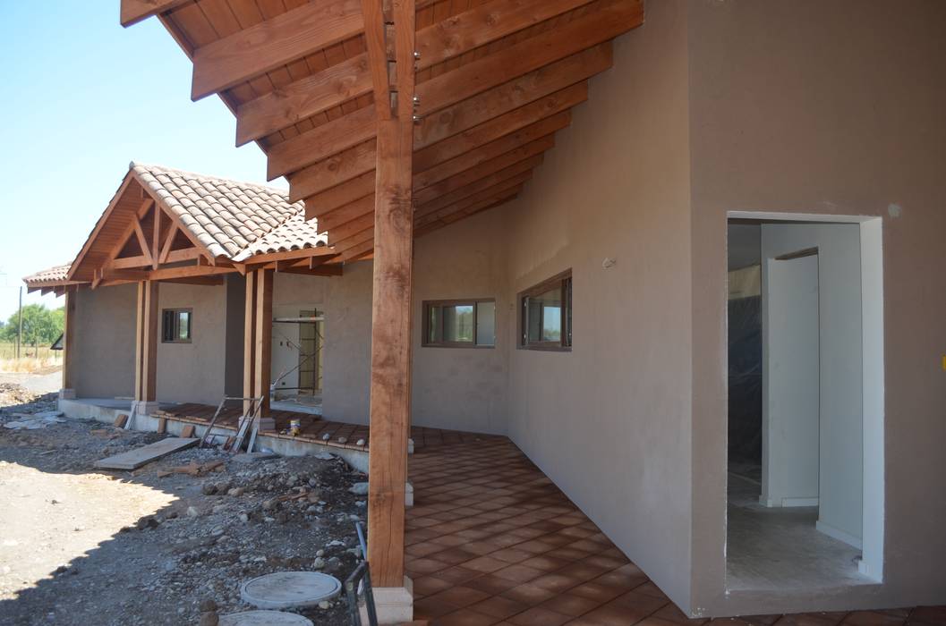 CASA LUCERO, HERNÁN MARTÍNEZ ARQUITECTOS HERNÁN MARTÍNEZ ARQUITECTOS Colonial style house