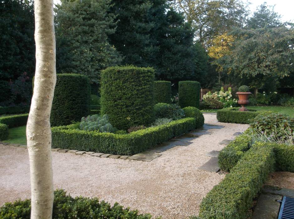 A Bowdon garden Charlesworth Design Classic style garden gravel,front garden,bowdon,hale,classicgarden,formalgarden,yew topiary,boxhedging,countryhousegarden