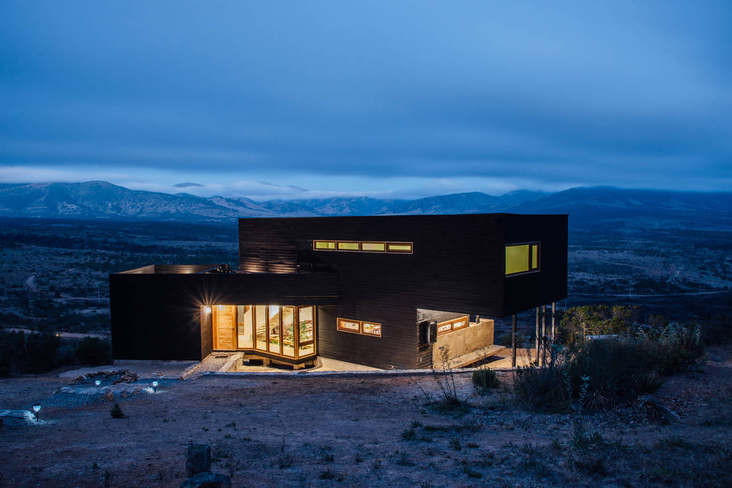 vista nocturna Thomas Löwenstein arquitecto Casas de estilo rústico Madera Acabado en madera los molles,rocas del mar,segunda vivienda,casa de madera,casa de playa,iluminación nocturna