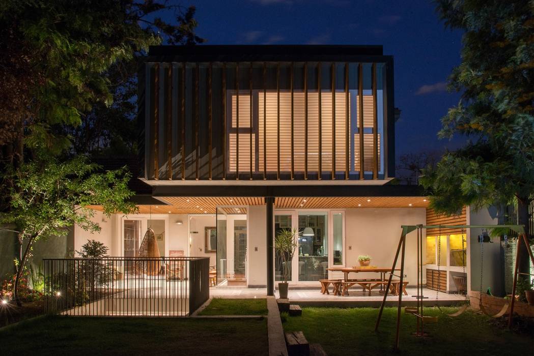 vista nocturna desde jardín Thomas Löwenstein arquitecto Casas unifamiliares Vidrio ñuñoa remodelación casa subterráneo cubierta vegetal ampliación vivienda transparencia jardín contraste quincho iluminación