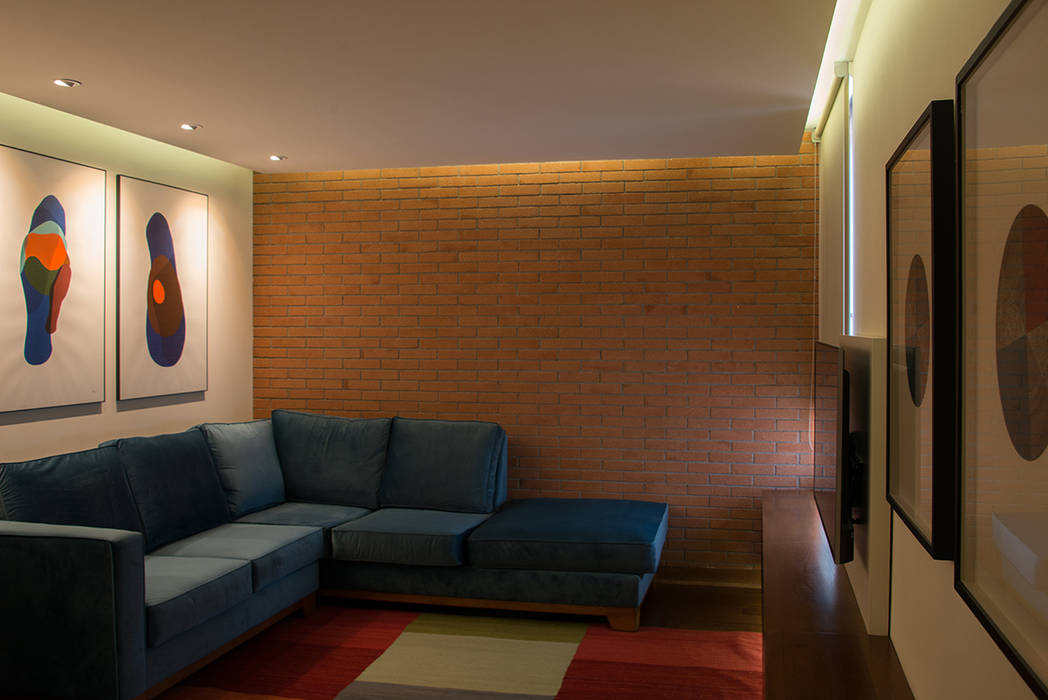sala de estar Thomas Löwenstein arquitecto Oficinas y bibliotecas de estilo ecléctico Madera Acabado en madera vitacura, iluminación LED, remodelación departamento, diseño de interiores, estufa a etanol, arte chileno, sala de estar
