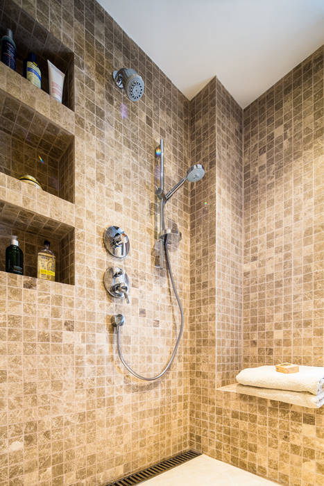 Mid-Levels Bathroom, Nicole Cromwell Interior Design Nicole Cromwell Interior Design Modern style bathrooms Tiles