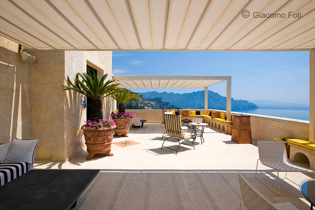 Hotel Monastero Santa Rosa, Conca dei Marini (SA) Giacomo Foti Photographer Balcone, Veranda & Terrazza in stile mediterraneo Cielo,Mobilia,Pianta,Acqua,Azzurro,Vaso di fiori,Ombra,Località balneare,Mobili da esterno,Edificio