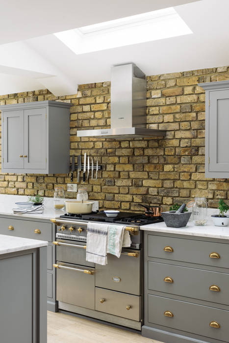 The SW12 Kitchen by deVOL deVOL Kitchens Nhà bếp phong cách công nghiệp Gỗ Wood effect exposed brick,lacanche range,range cooker,stainless steel,brick wall,grey kitchen,grey paint,brass hardware,design,interior,style,Cabinets & shelves