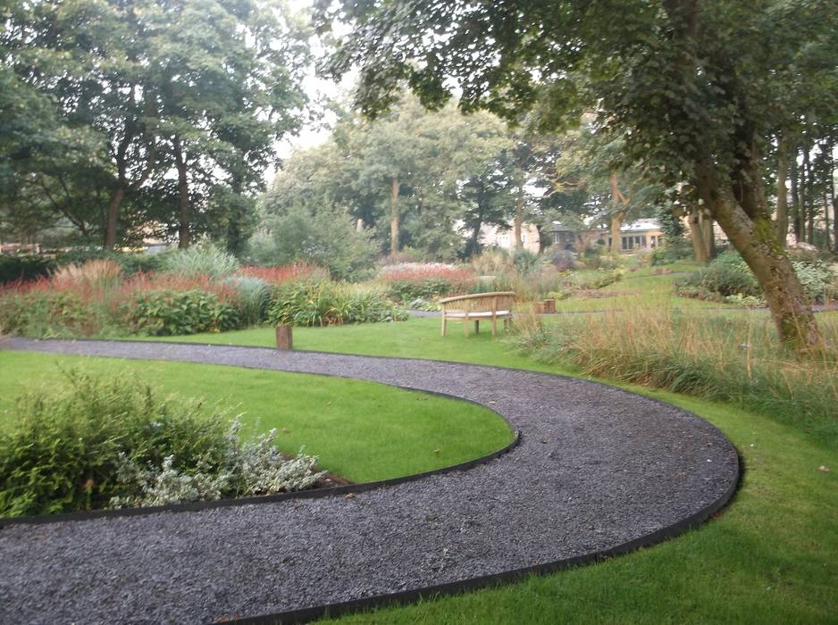 The Old Mill Charlesworth Design Rustikaler Garten crushed blueslate,woodland,path,yorkshire garden