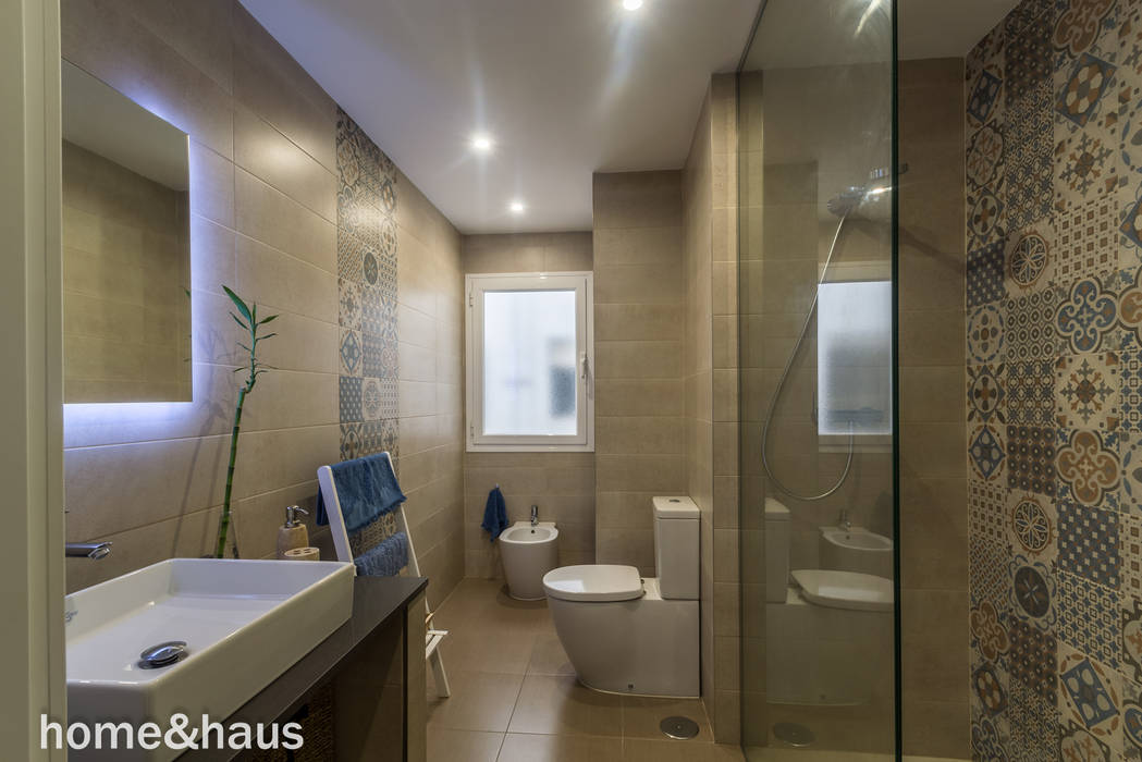 Cuarto de baño Home & Haus | Home Staging & Fotografía Baños de estilo moderno Beige baño,fotografía,inmobiliaria,arquitectura,reformas,cocinas,decoración,granada,diseño,azulejo