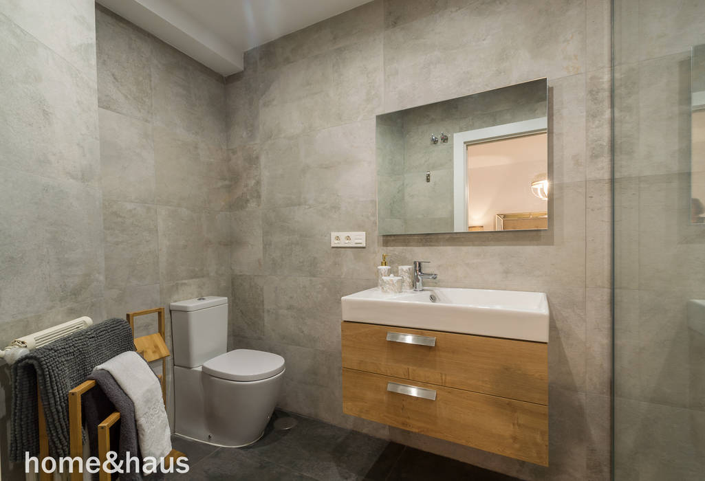 Baño Home & Haus | Home Staging & Fotografía Baños de estilo moderno Blanco baño,reformas,diseño,minimalista,fotografía,arquitectura,granada,ducha