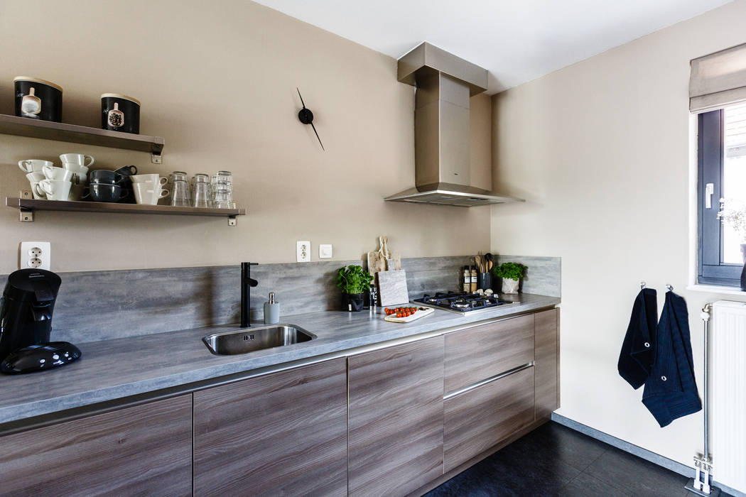 Private apartment, Marion van Vliet Interieurontwerp Marion van Vliet Interieurontwerp Kitchen Cabinets & shelves