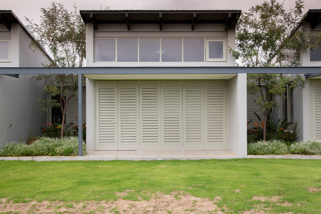 Lodge gergory homify Modern houses courtyard,clear storey window,shutters,steel