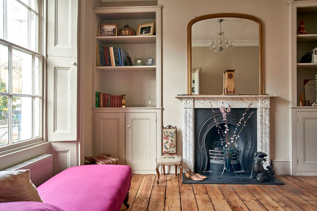 Two beige bespoke alcove units Purdom's Bespoke Furniture Salon classique Bois Effet bois Stockage