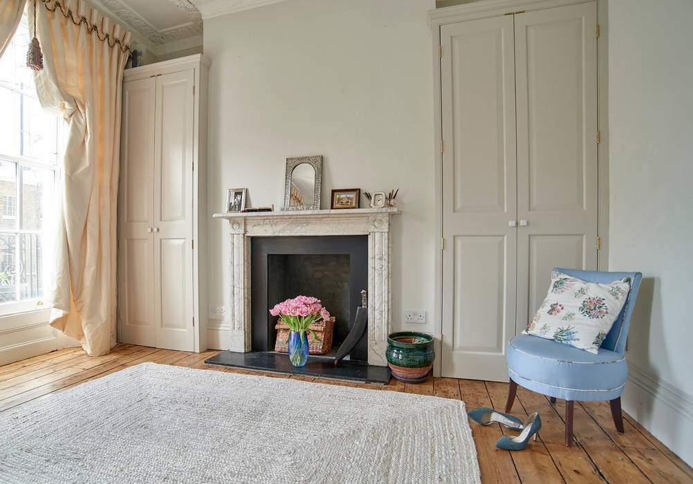 Two bespoke wardrobe units Purdom's Bespoke Furniture Chambre classique Bois Effet bois Penderies et commodes