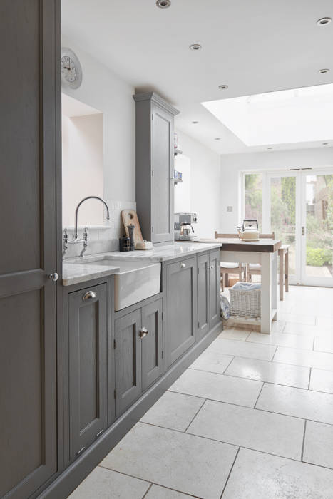 Bespoke kitchen with marble top with grey satin finish Purdom's Bespoke Furniture 廚房 木頭 Wood effect 收納櫃與書櫃