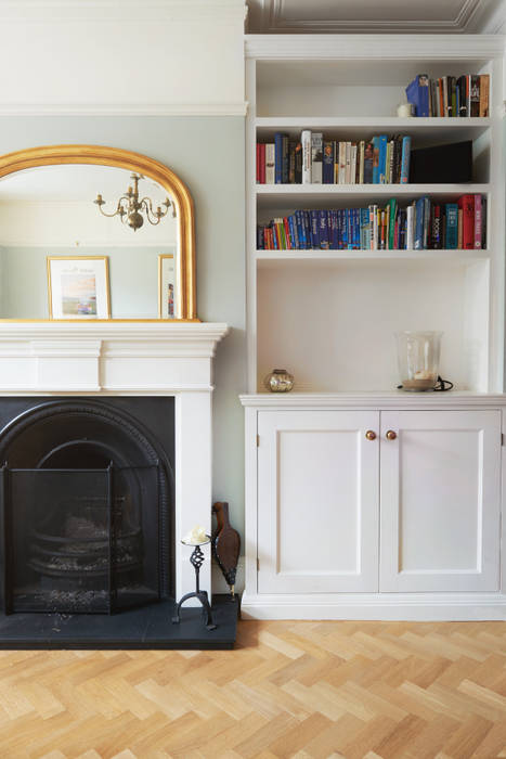 Bespoke alcove unit Purdom's Bespoke Furniture Phòng khách phong cách đồng quê Gỗ Wood effect white,gold,alcove unit,storage,book shelves,wood flooring,fireplace,mirror,Storage