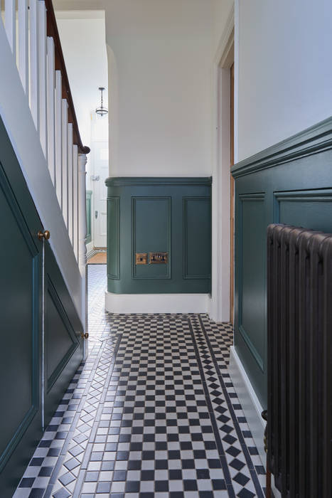 Dark green wood panelling in the hallway Purdom's Bespoke Furniture Ingresso, Corridoio & Scale in stile rurale Legno Effetto legno Accessori & Decorazioni