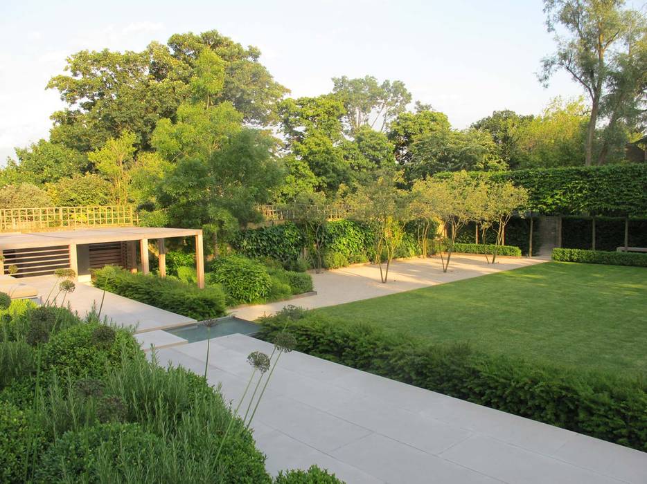 Formal Structural Garden - view across terrace to lower lawn homify Сад в стиле модерн Charlotte Rowe,contemporary,urban,layered hedging,pétanque court,fireplace,London garden,levels,water rill,limestone paving,terrace,lawn