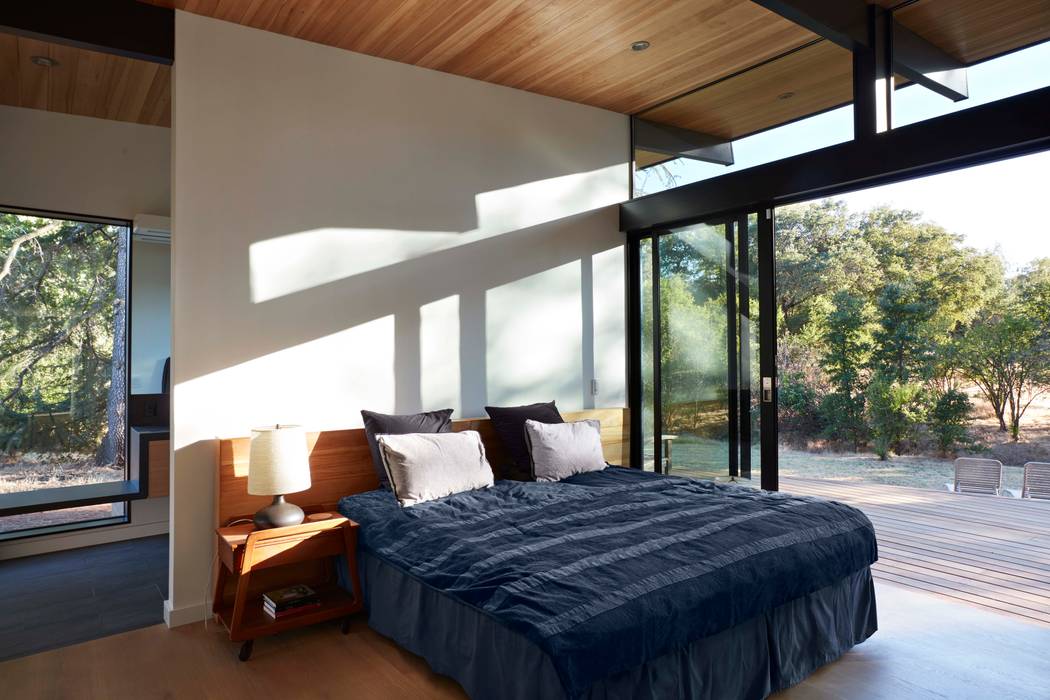 Sacramento Modern Residence by Klopf Architecture, Klopf Architecture Klopf Architecture Modern style bedroom