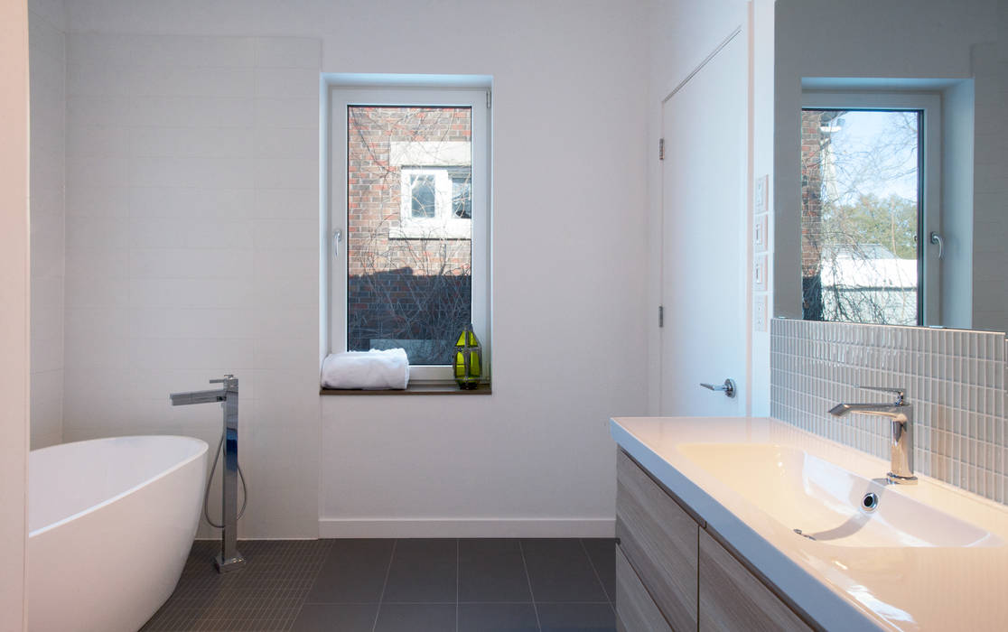 Guelph Deep Energy Retrofit, Solares Architecture Solares Architecture Minimal style Bathroom