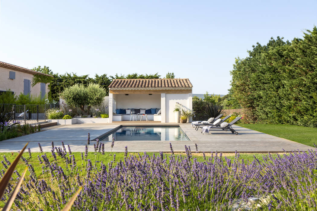 AIX-EN-PROVENCE - Rénovation d'inspiration contemporaine Agence MORVANT & MOINGEON Piscine méditerranéenne renovation piscine,pool house,terrasse bois
