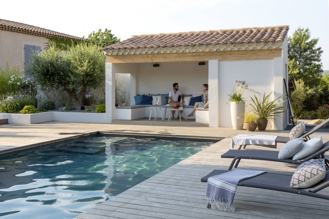 Une Rénovation Contemporaine dans le Région Aix-En-Provence, Agence MORVANT & MOINGEON Agence MORVANT & MOINGEON Piscinas de estilo mediterráneo