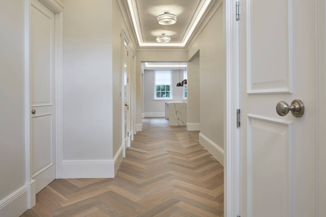 White Hallway Jigsaw Interior Architecture & Design Pasillos, vestíbulos y escaleras minimalistas Madera maciza Multicolor