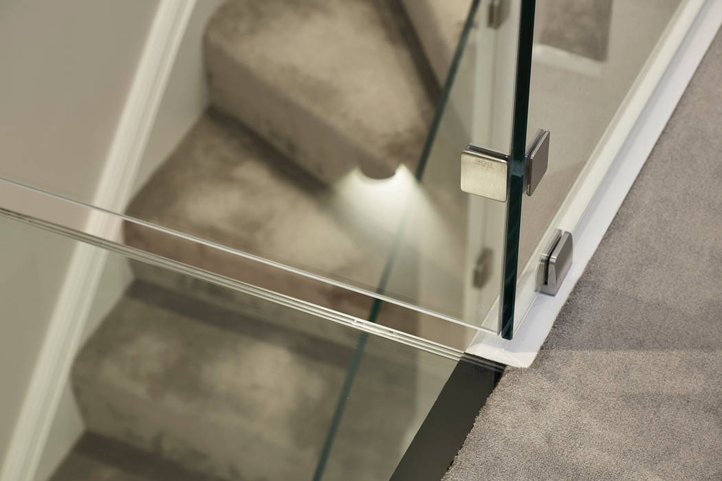 Glass Staircase Jigsaw Interior Architecture & Design Minimalist corridor, hallway & stairs Glass