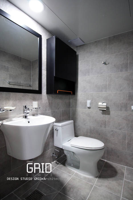부부욕실 인테리어 Design Studio Grid+A 모던스타일 욕실 그레이타일,욕실인테리어,블랙욕실장,로얄토토,풍무동인테리어