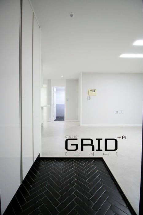 부천시 원미구 중동 중동대림아파트 23평 인테리어 Design Studio Grid+A 모던스타일 복도, 현관 & 계단 헤링본,블랙타일,시크,중동대림아파트,20평대인테리어,온라인집들이