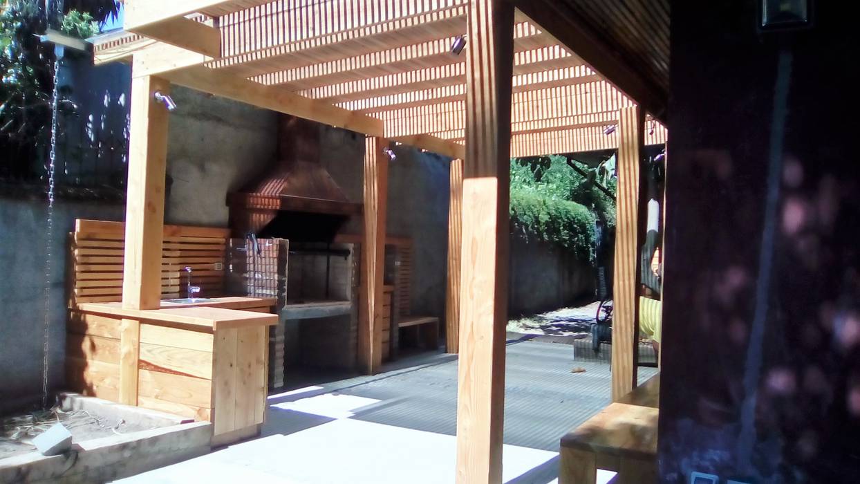 TERRAZA Y QUINCHO vista hacia el quincho CREARCO Balcones y terrazas modernos Madera Acabado en madera terraza y quincho