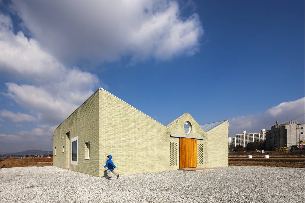 Farmer’s House (ㄷHouse), 에이오에이 아키텍츠 건축사사무소 (aoa architects) 에이오에이 아키텍츠 건축사사무소 (aoa architects) Nowoczesne domy Cegły