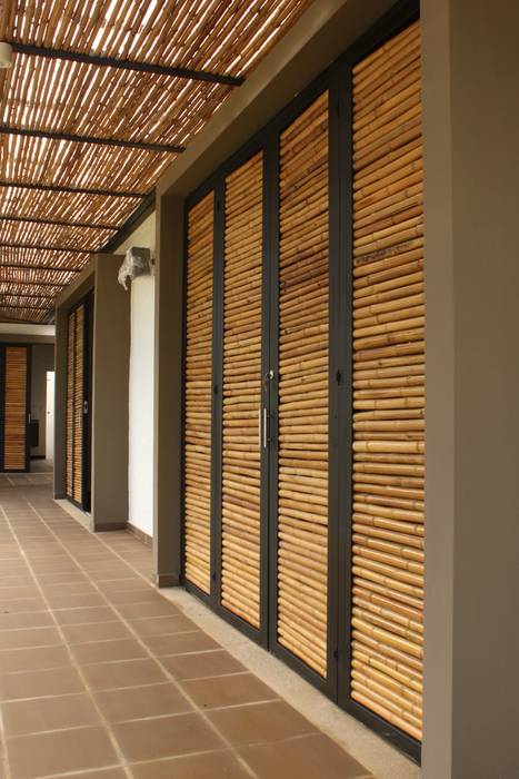 Pérgolas y puertas en Bambú A-CUATTRO ARQUITECTURA Puertas y ventanas rústicas