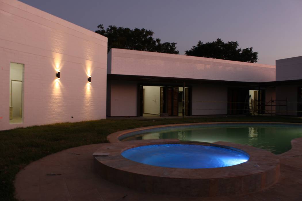 Piscina-Jacuzzi A-CUATTRO ARQUITECTURA Casas de estilo rústico