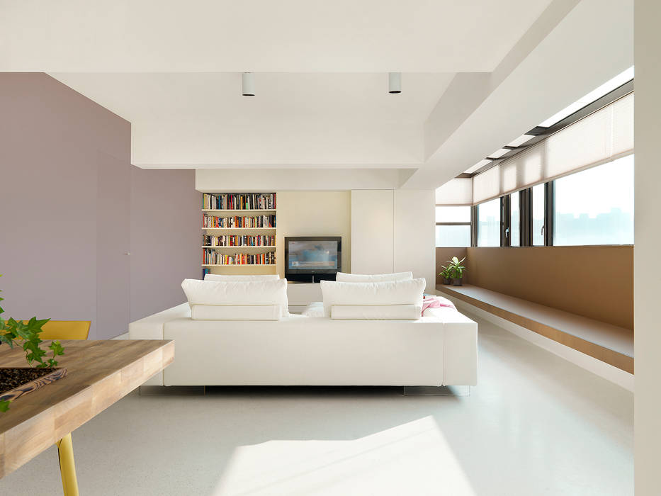 王宅 Wang Residence, 何侯設計 Ho + Hou Studio Architects 何侯設計 Ho + Hou Studio Architects Salones minimalistas