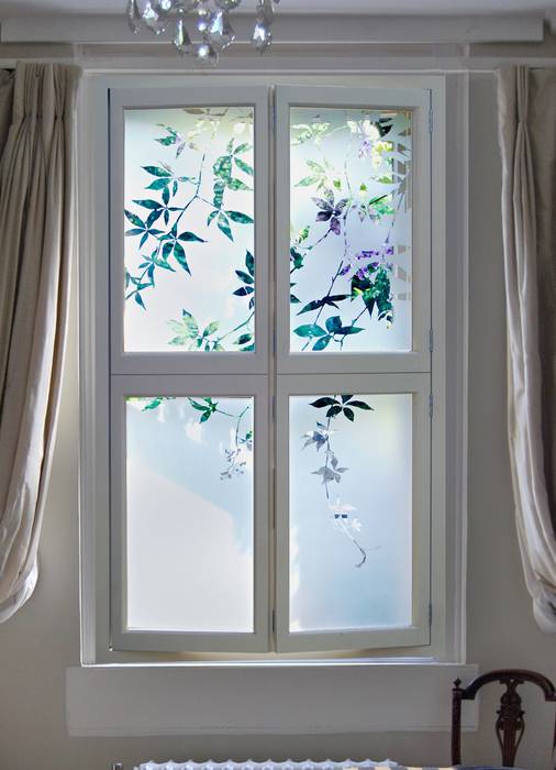 Etched Glass shutters with jasmine design, Antonia Macgregor Designs in Glass Antonia Macgregor Designs in Glass غرفة نوم زجاج etched glass,glass shutters,sandblasted glass,privacy glass,bedroom window,jasmine,decorative glazing,bespoke glazing