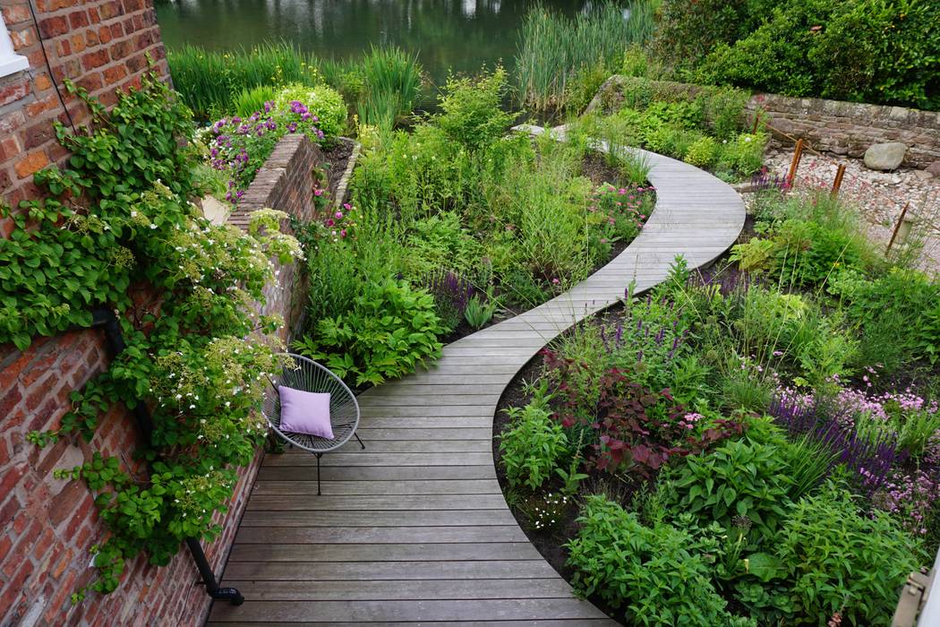 Lakeside Garden homify Country style garden Wood Wood effect Deck,Decking,balau,country,lakeside,sinuous,curvy,wildlife,beefriendly,herbaceous,modern