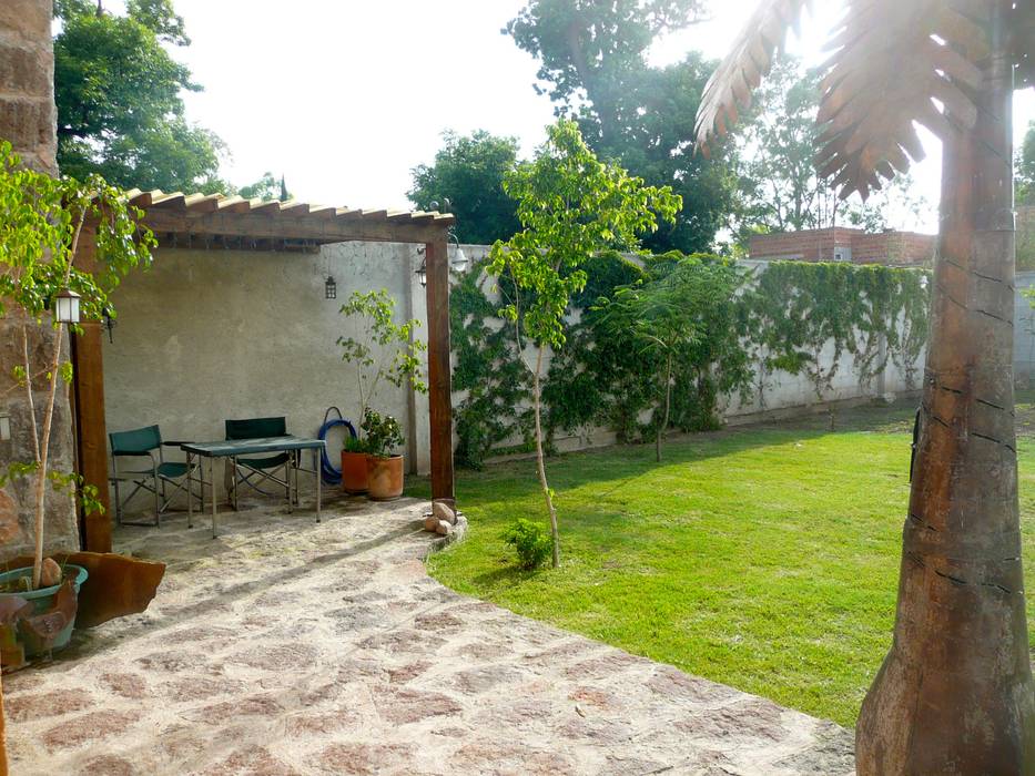 Terraza con pérgola Alberto M. Saavedra Balcones y terrazas rústicos