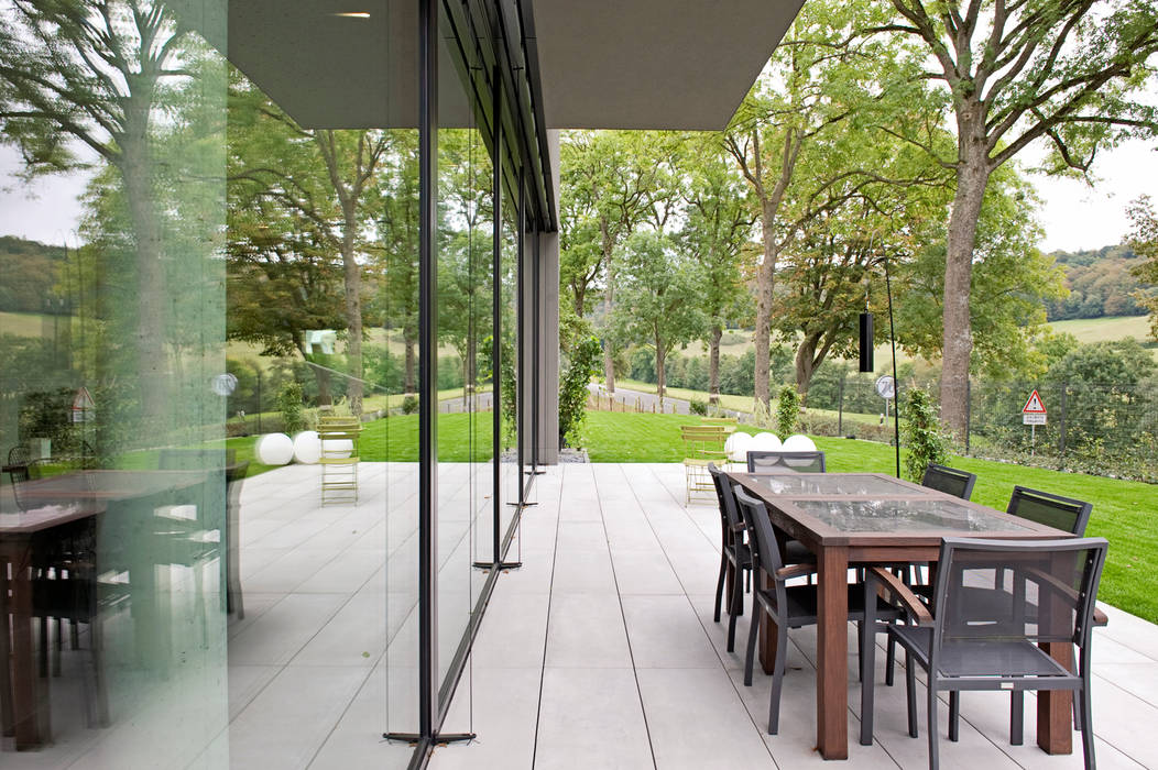 Ökologisches Traumhaus aus Beton und Massivholz, Maisons Loginter Maisons Loginter Modern terrace