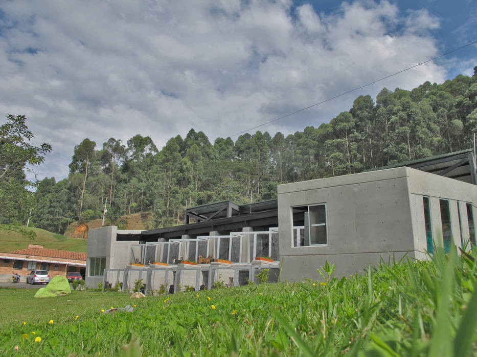 Centro de Bienestar Animal [La Perla] @tresarquitectos Bodegas de estilo moderno