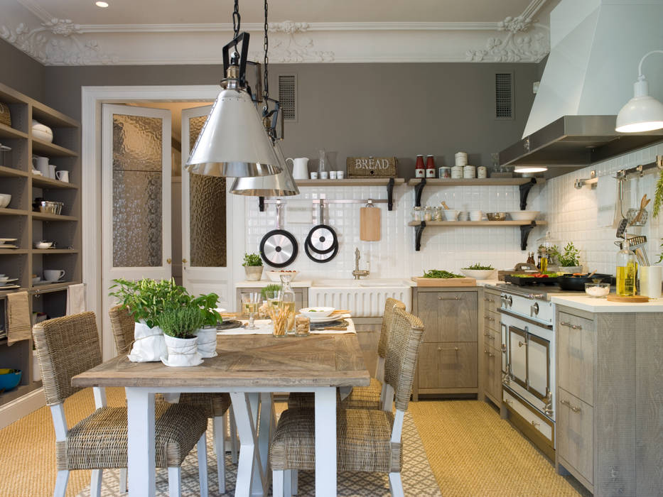 Una cocina de aire rústico que se adapta al entorno urbano, DEULONDER arquitectura domestica DEULONDER arquitectura domestica Cozinhas rústicas Madeira Efeito de madeira