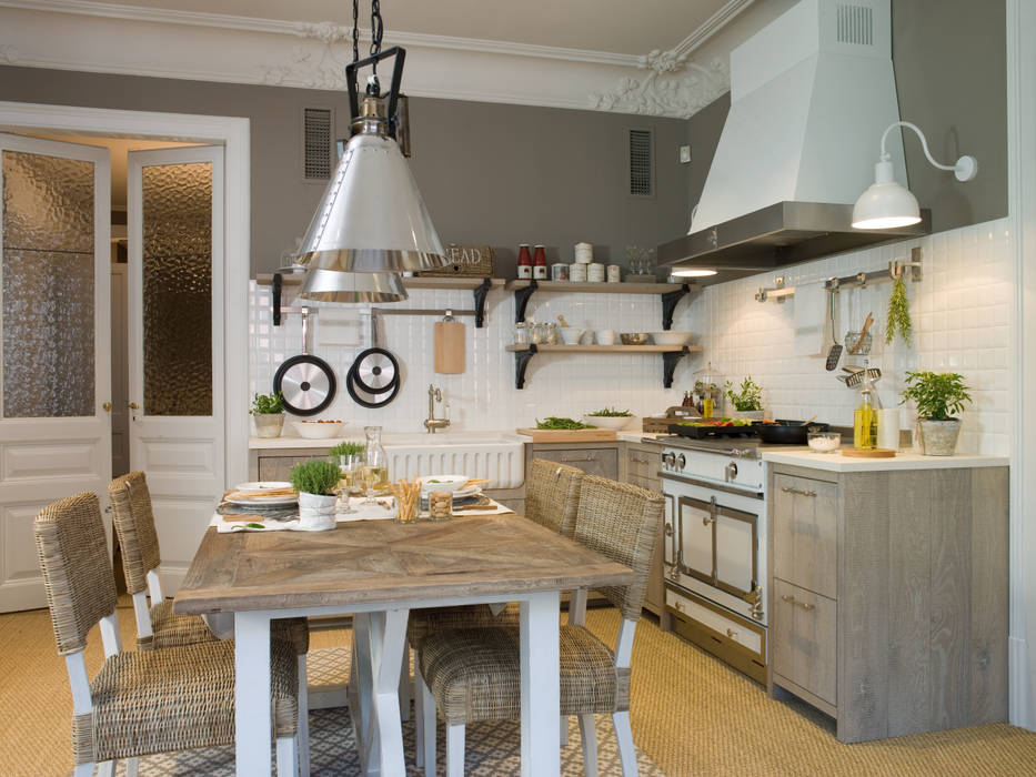 Pared en combinación de cerámica biselada y pintura en tono topo DEULONDER arquitectura domestica Cocinas de estilo rústico Madera Acabado en madera